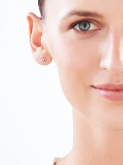Apart Kolczyki z białego złota z diamentami - kwiaty - 0,006 ct - próba 375< Kolczyki Z Diamentami