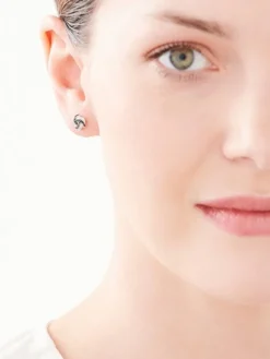 Discount Apart Kolczyki z białego złota z diamentami - 0,03 ct - próba 375