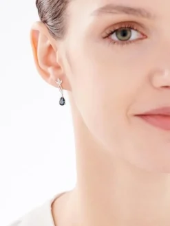 Apart Kolczyki z białego złota z diamentami i topazami London Blue - liście - próba 585< Kolczyki Z Diamentami
