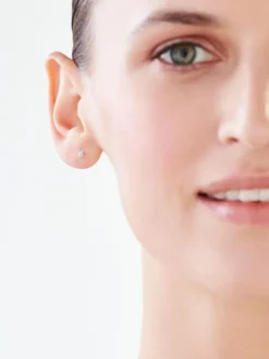 Discount Apart Kolczyki z białego złota z diamentami - 0,006 ct - próba 375