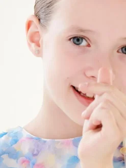 Apart Kolczyki z białego złota z diamentami - kwiaty - 0,01 ct - próba 585< Wszystkie