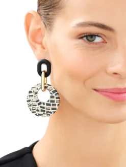 Discount Artelioni Kolczyki z mosiądzu pozłacane z detalami z masy żywicznej