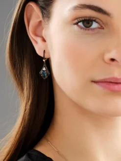 Apart Kolczyki z żółtego złota z brylantami i topazami London Blue - próba 585< Kolczyki Z Diamentami