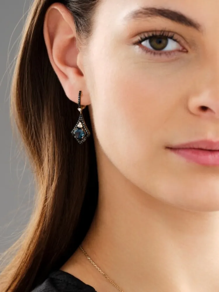Apart Kolczyki z żółtego złota z brylantami i topazami London Blue - próba 585< Kolczyki Z Diamentami