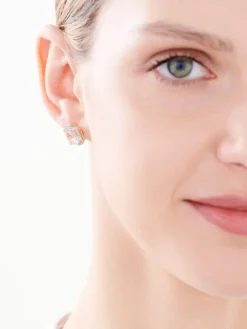 Apart Kolczyki z żółtego złota z diamentami i topazami białymi - próba 585< Kolczyki Z Diamentami