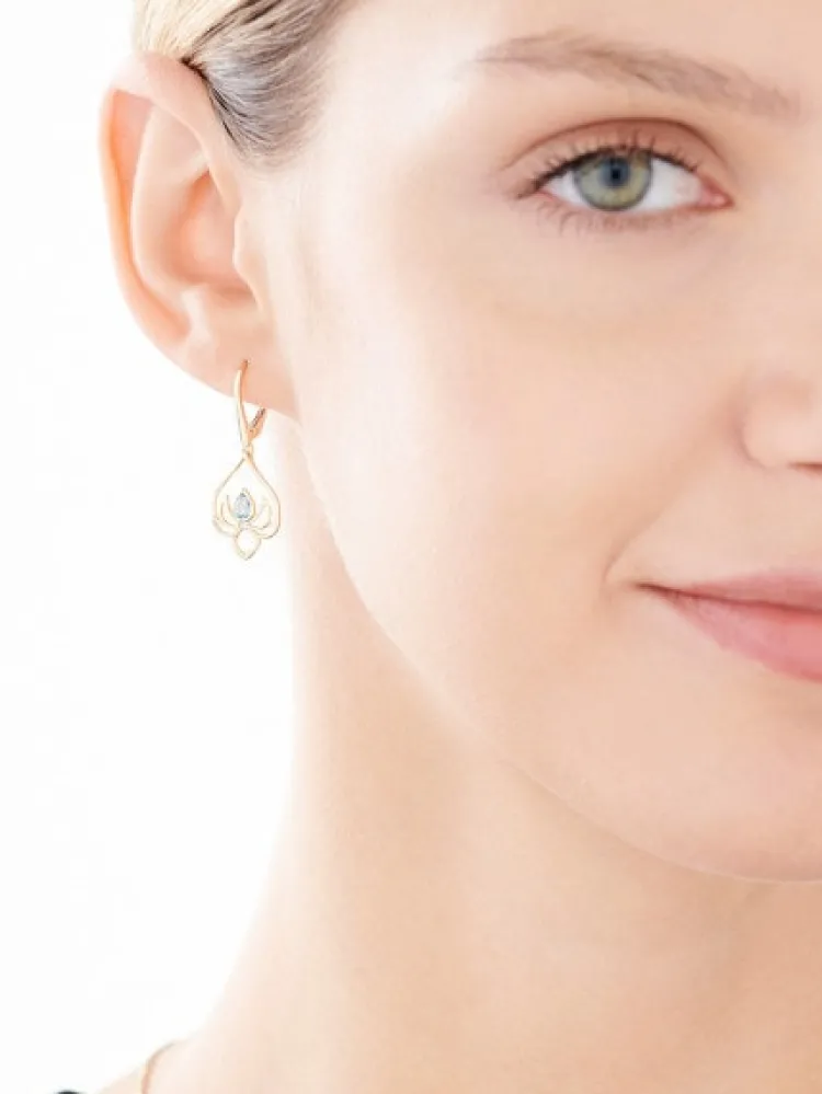 Apart Kolczyki z żółtego złota z diamentami i topazami London Blue - kwiaty lotosu - próba 585< Kolczyki Z Diamentami