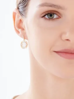 Sale Apart Kolczyki z żółtego złota z diamentami i masą perłową - próba 585