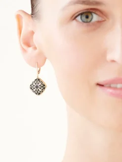 Discount Apart Kolczyki z żółtego złota z diamentami i onyksami - próba 585