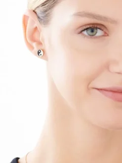 Apart Kolczyki z żółtego złota z diamentami i emalią - yin yang - 0,01 ct - próba 375< Kolczyki Z Diamentami