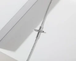 Apart Naszyjnik z białego złota z brylantem - krzyż - 0,006 ct - próba 375< Naszyjniki