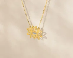 Discount Apart Naszyjnik z żółtego złota z diamentami - kwiat lotosu - 0,01 ct - próba 375