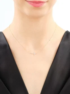 Apart Naszyjnik z żółtego złota z diamentami - krzyż - 0,06 ct - próba 585< Naszyjniki