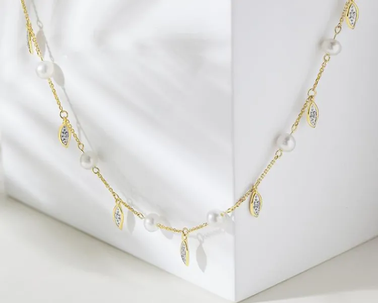 Outlet Apart Naszyjnik z żółtego złota z diamentami i perłami - próba 375
