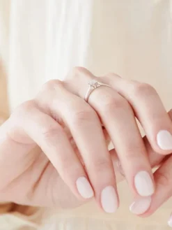 Apart Pierścionek z białego złota z diamentami - 0,07 ct - próba 750< Pierścionki