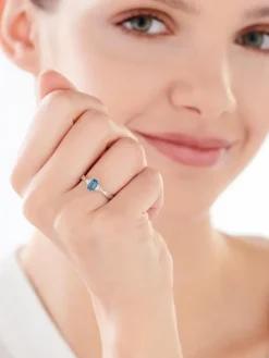 Clearance Apart Pierścionek z białego złota z diamentami i topazem London Blue - próba 375