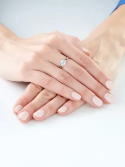 Apart Pierścionek z białego złota z diamentami i topazem Sky Blue - próba 585< Pierścionki