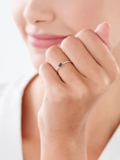 Apart Pierścionek z białego złota z diamentami i szafirem - próba 375< Pierścionki