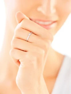 Best Apart Pierścionek z białego złota z brylantem - 0,03 ct - próba 585