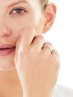 Apart Pierścionek z białego złota z brylantem - 0,14 ct - próba 750< Pierścionki