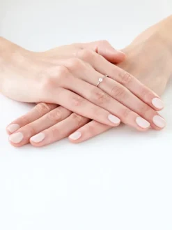 Apart Pierścionek z białego złota z brylantem - 0,14 ct - próba 750< Pierścionki