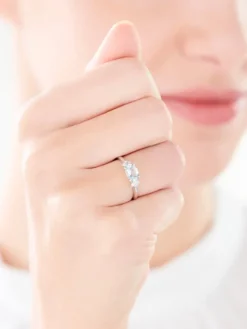 Apart Pierścionek z białego złota z diamentami i akwamarynem - próba 585< Pierścionki