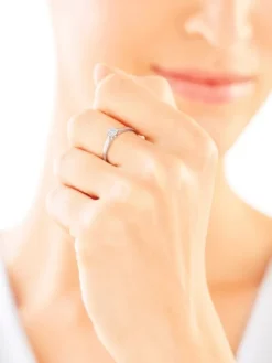 Apart Pierścionek z białego złota z diamentami - 0,07 ct - próba 375< Pierścionki