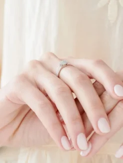 Sale Apart Pierścionek z białego złota z diamentami - 0,15 ct - próba 375