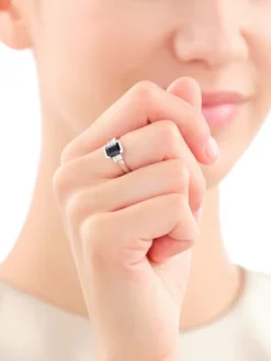 Sale Apart Pierścionek z białego złota z diamentami i szafirem - próba 585