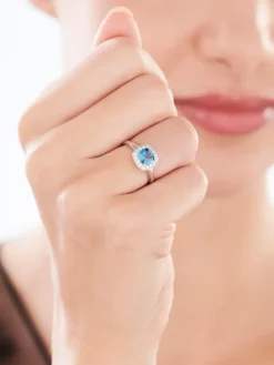 Outlet Apart Pierścionek z białego złota brylantami i topazem London Blue - próba 585