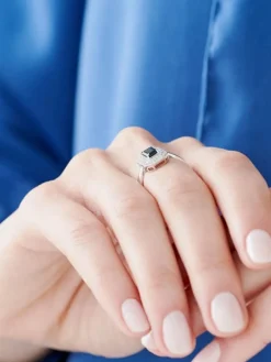Apart Pierścionek z białego złota z diamentami i szafirem - próba 585< Pierścionki