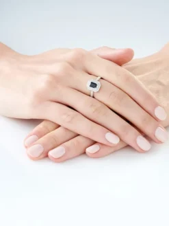 Apart Pierścionek z białego złota z diamentami i szafirem - próba 585< Pierścionki