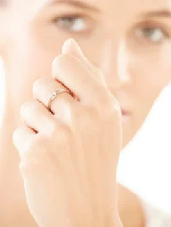 Apart Pierścionek z białego złota z brylantem - 0,06 ct - próba 750< Pierścionki