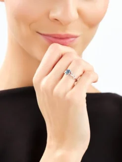 Apart Pierścionek z białego złota z diamentami i topazem London Blue - próba 375< Wszystkie