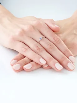 Outlet Apart Pierścionek z białego złota z diamentami i tanzanitem - próba 585