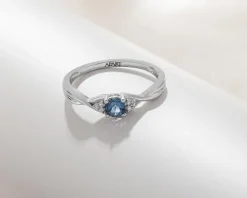 Apart Pierścionek z białego złota z diamentami i topazem London Blue - próba 375< Pierścionki