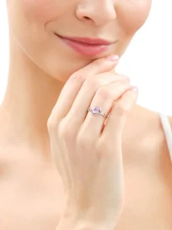 Apart Pierścionek z białego złota z diamentami i ametystem - próba 375< Wszystkie