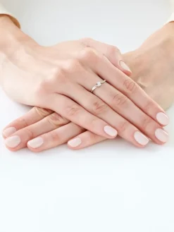 Apart Pierścionek z białego złota z brylantem - 0,10 ct - próba 585< Pierścionki