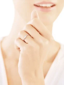 Apart Pierścionek z białego złota z brylantem - 0,04 ct - próba 375< Pierścionki