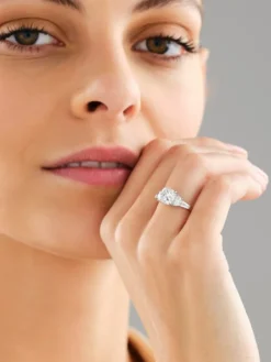 Apart Pierścionek z białego złota z diamentami laboratoryjnymi - 2,55 ct - próba 750< Pierścionki