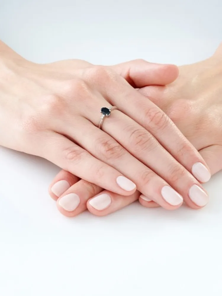 Discount Apart Pierścionek z białego złota z diamentami i szafirem - próba 375