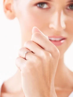 Discount Apart Pierścionek z białego złota z brylantem - 0,08 ct - próba 585