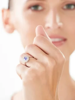 Sale Apart Pierścionek z białego złota z diamentami i tanzanitem - próba 585