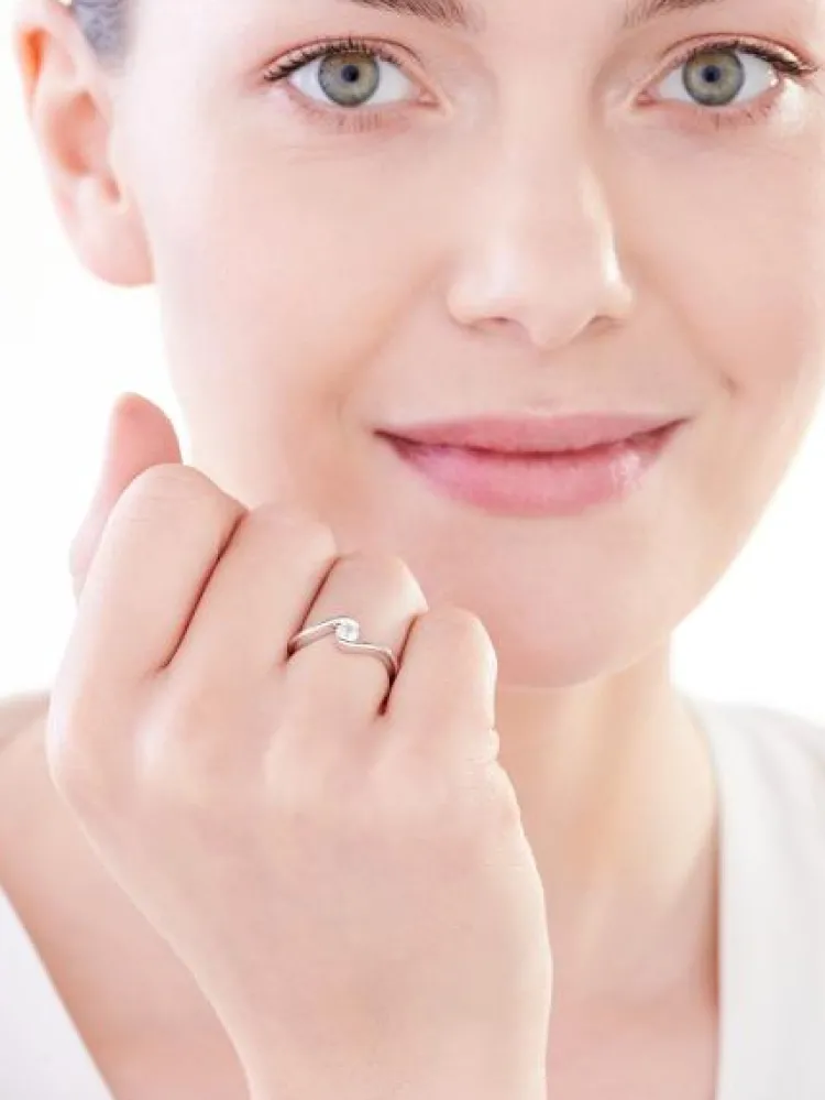 Outlet Apart Pierścionek z białego złota z brylantem - 0,23 ct - próba 750
