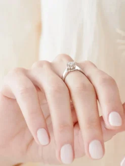 Apart Pierścionek z białego złota z brylantem - SI2/H - 0,40 ct - próba 750< Pierścionki
