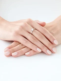 Apart Pierścionek z białego złota z brylantem - SI2/H - 0,40 ct - próba 750< Pierścionki