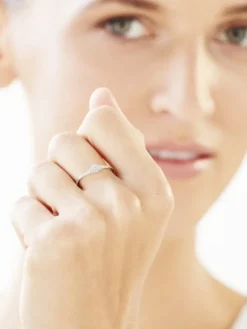 Apart Pierścionek z białego złota z diamentami - 0,06 ct - próba 750< Pierścionki