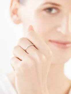 Apart Pierścionek z białego złota z diamentami - 0,02 ct - próba 375< Pierścionki