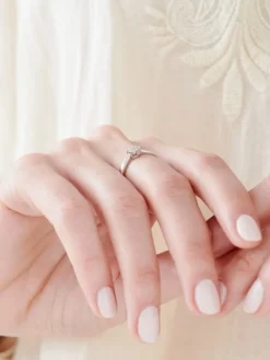 Apart Pierścionek z białego złota z diamentami - 0,02 ct - próba 375< Pierścionki