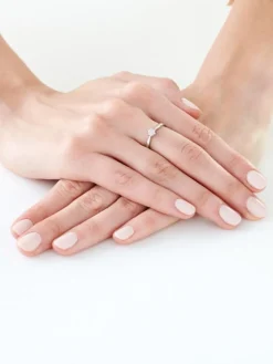 Apart Pierścionek z białego złota z diamentami - 0,02 ct - próba 375< Pierścionki