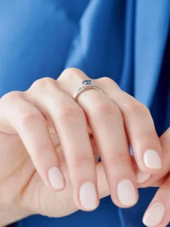 Apart Pierścionek z białego złota z diamentami i topazem London Blue - próba 375< Pierścionki